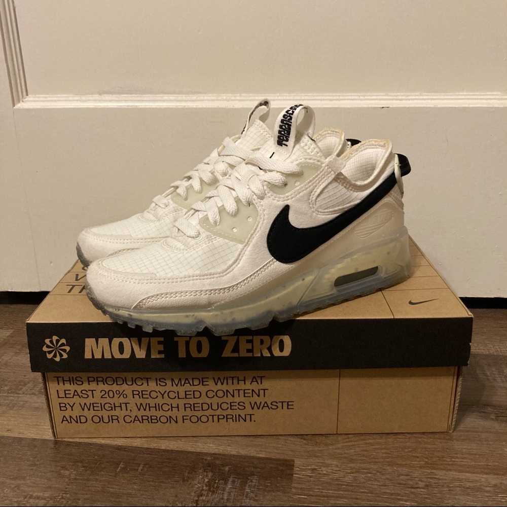 Nike Women's White and Black Sneakers